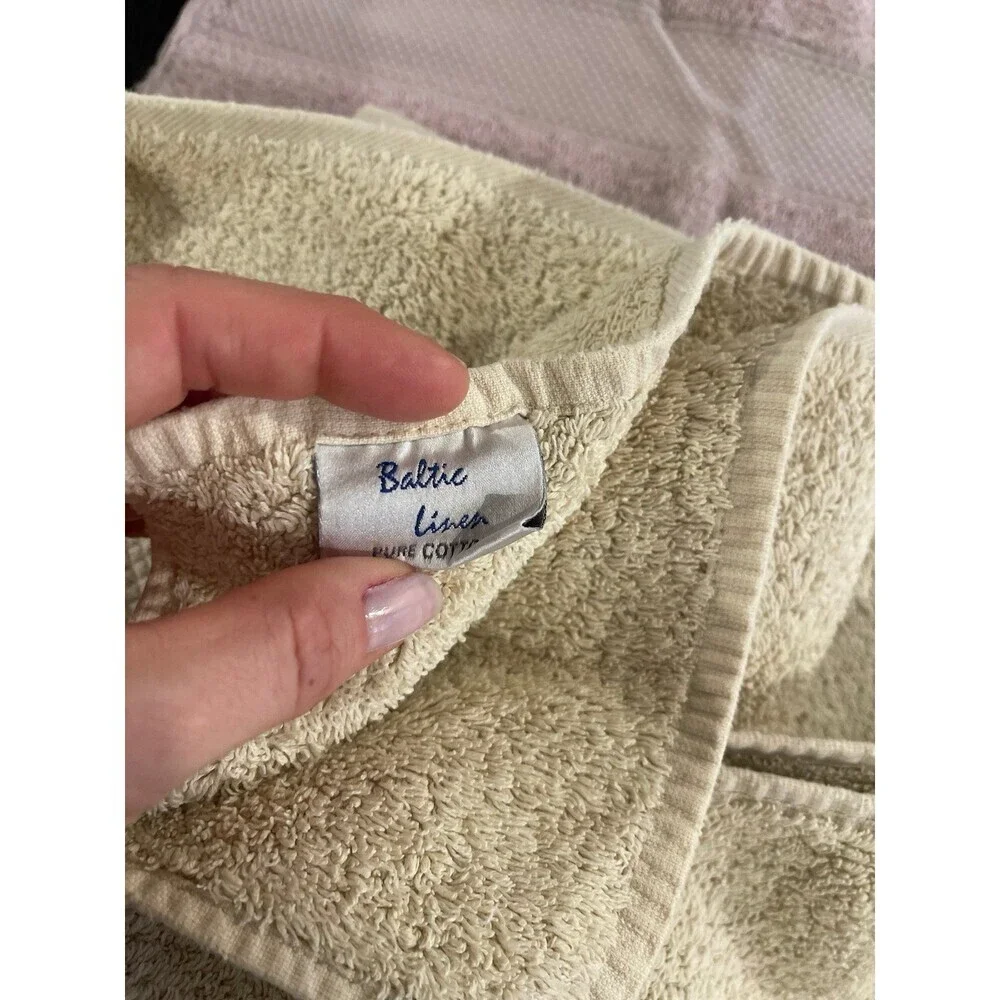 8 bath towels , 2 Hand and 3 washcloths